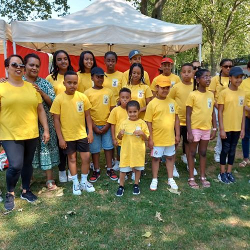 Children from Fidel School in Frankfurt in yellow t-shirts at their fundraiser